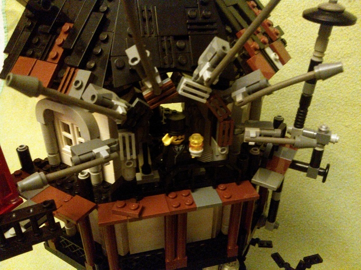 LEGO MOC - Because we can! - 无线能量传输: Сам Никола Тесла под аркой с антеннами приемниками.