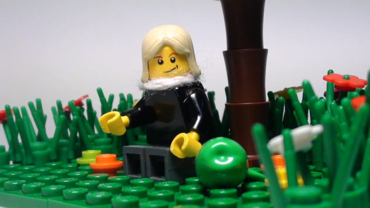 LEGO MOC - Because we can! - Newton's Apple: Мысль о гравитации пришла ему в голову, когда он точно так же сидел под деревом. Он находился в созерцательном настроении, когда неожиданно с ветки упало яблоко.
