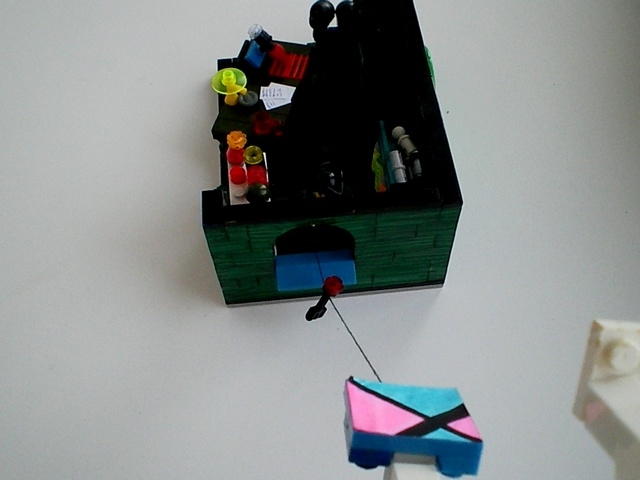 LEGO MOC - Because we can! - 'Воздушный змей Бенджамина Франклина': ...над мастером высоких знаний...