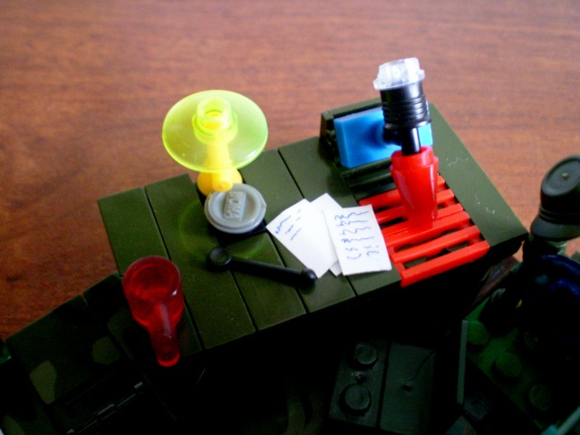 LEGO MOC - Because we can! - 'Воздушный змей Бенджамина Франклина': Рабочее место ученого. Записи, чернила с пером, микроскоп, изобретенный впервые еще в 1590 году...