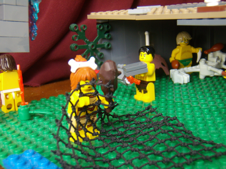 LEGO MOC - Because we can! - Caveman fire discovery: Пещерная женщина крупным планом. Видно внутреннюю часть пещеры и ее обитателей.