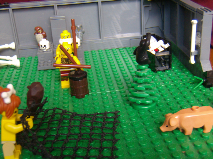 LEGO MOC - Because we can! - Caveman fire discovery: Вид на пещеру спереди, внутреннее убранство крупным планом.