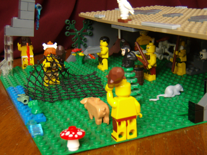 LEGO MOC - Because we can! - Caveman fire discovery: Древний человек гонит свинью в ловушку, женщина держит сеть, в которую будет ловить свинью.