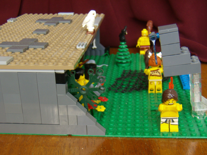 LEGO MOC - Because we can! - Caveman fire discovery: Вид работы сбоку - скала образует крышу и стену жилища древних людей. Видно тучу и молнию.