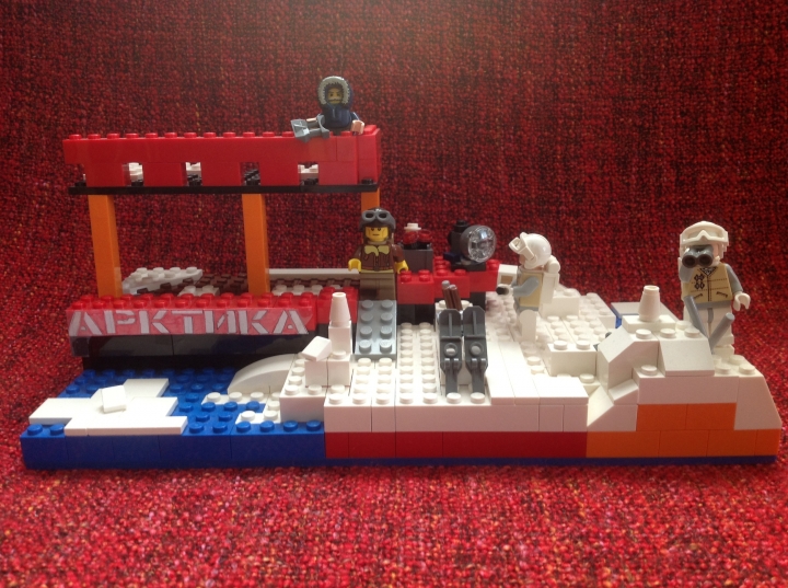 LEGO MOC - Because we can! - First expedition of NS Arktika to the North: На фотографии представлена вся работа , с ледоколом ' Артика ' и немного земли от Северного Полюса .