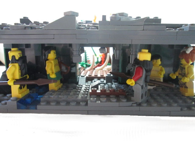LEGO MOC - Because we can! - Sky fire for people: Пещера изнутри. В ней находятся члены племени, ждущие своих соплеменников, находящихся снаружи и бегущих к ним.