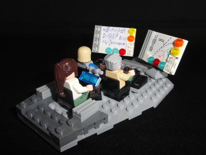 LEGO MOC - Because we can! - Forward to the stars!: Вычислительный центр. <br />
Название говорит само за себя. Вычислить возможные траектории, произвести расчет на основе аналитических формул, все это делается здесь. Здесь так же разрабатывают новые алгоритмы, позволяющие точнее предсказывать ситуацию в космосе.<br />
Узнаете формулы- можете собой гордиться :)