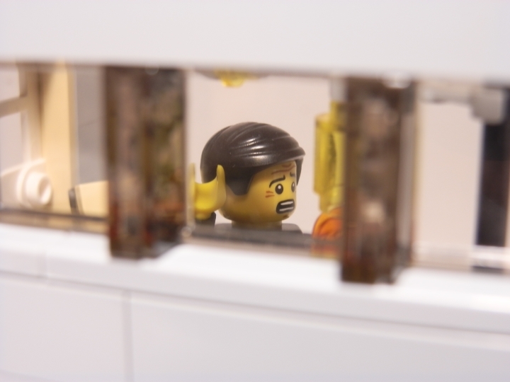 LEGO MOC - Because we can! - Accidental Discovery: С улицы видно, что мужчина в здании чем-то напуган.