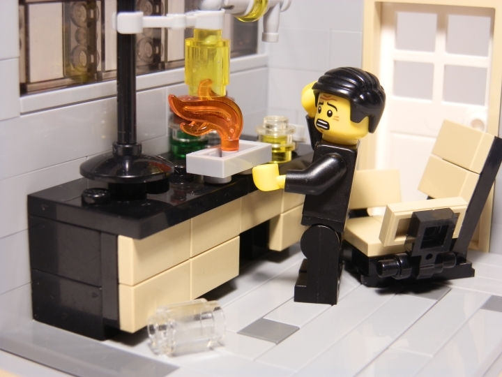 LEGO MOC - Because we can! - Accidental Discovery: Всё гораздо проще. Со стола упала колба. Для мужчины это было крайне неожиданно, поэтому он даже вскочил с кресла!