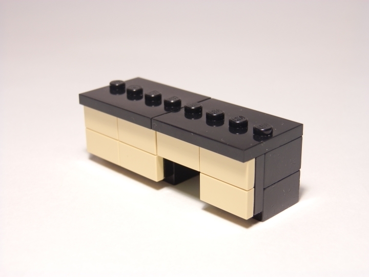 LEGO MOC - Because we can! - Accidental Discovery: Большой стол с немалым количеством отделений, в которых хранятся всякие колбы, пробирки, ну и всё остальное, что нужно химику.
