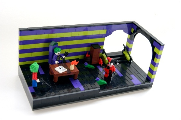 LEGO MOC - Heroes and villians - Joker and Harley's Love Nest: Действие происходит в пещере, которую Харли Квинн обустроила специально для себя и своего возлюбленного - Джокера.<br />
<br />
Я не делал точную копию оригинала, я его немного приукрасил, но основные моменты были сохранены - стол и кресло Джокера, 2 лестницы и выход к воде (но в самоделке сама вода не уместилась ввиду ограничения по площади). Здесь вы можете скачать комикс целиком http://dccomics.ru/comics/harley-quinn/67-batman-harley-quinn.html .