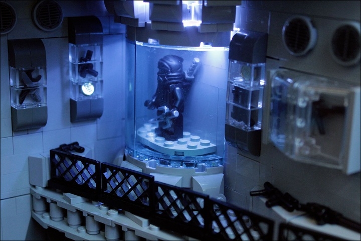 LEGO MOC - Heroes and villians - Batcave: Оружейная, где наш герой может получить самое современное оружие и броню. За стеклом хранится костюм «Лиги Теней»,где Брюс состоял некоторое время. Их возглавлял таинственный Ра’с аль Гул.