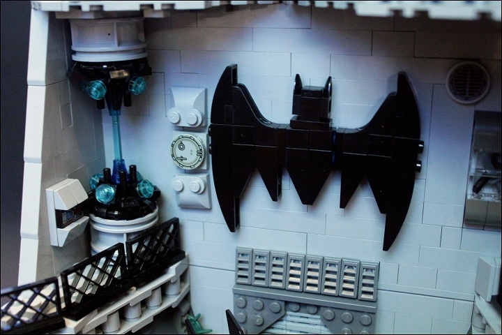 LEGO MOC - Heroes and villians - Batcave: Энергия вырабатывается в супер-мощном автономном реакторе.<br />
На втором уровне также расположен огромный логотип Бэтмена.