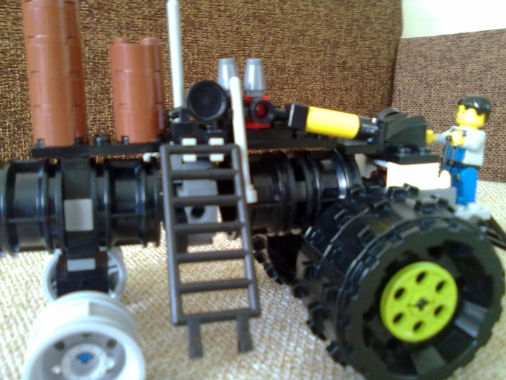 LEGO MOC - Steampunk Machine - паровой трактор : вид с боку