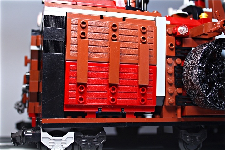 LEGO MOC - Steampunk Machine - Royal armoured train of Blackferrum's army: Кажется, что это просто странная стена...