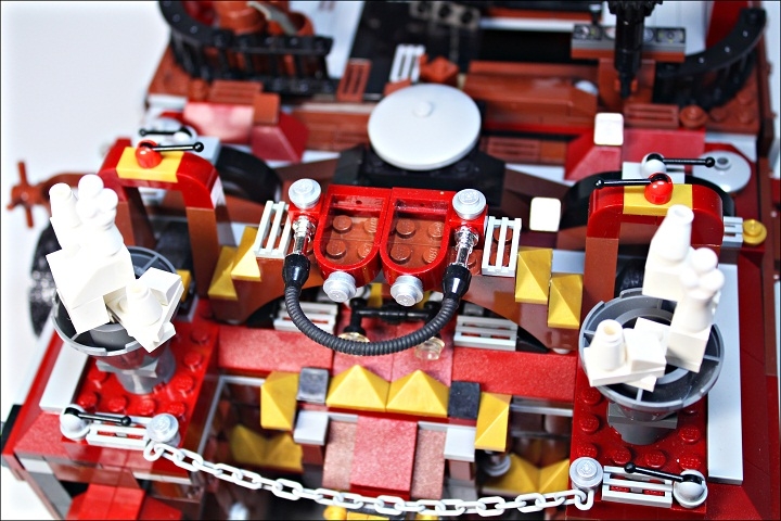 LEGO MOC - Steampunk Machine - Royal armoured train of Blackferrum's army: Трубы с выходящим дымом, перегородки-светоотражатели, чуть видимая кабина машиниста - все это легко можно углядеть на 'крыше' центральной части бронепоезда.