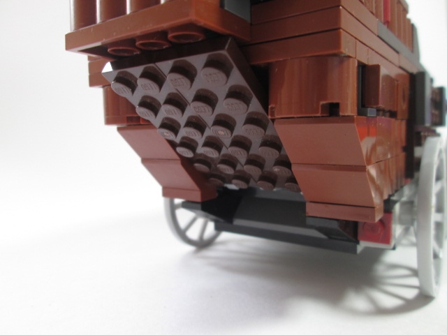 LEGO MOC - Steampunk Machine - Колесная машина: Изначально эти две доски в передней части должны были просто, так сказать, продолжить общую форму корпуса. Но в результате получилось, что из них выходит хорошая дверца для своеобразного багажника.