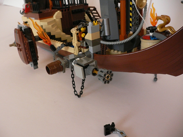 LEGO MOC - Steampunk Machine - Flying Steamship: Паропулемет. Принцип работы уже описан, только пар постоянно нагнетается под большим давлением. Не буду рассказывать как это все происходит.<br />
Детальки - для сравнения размеров.