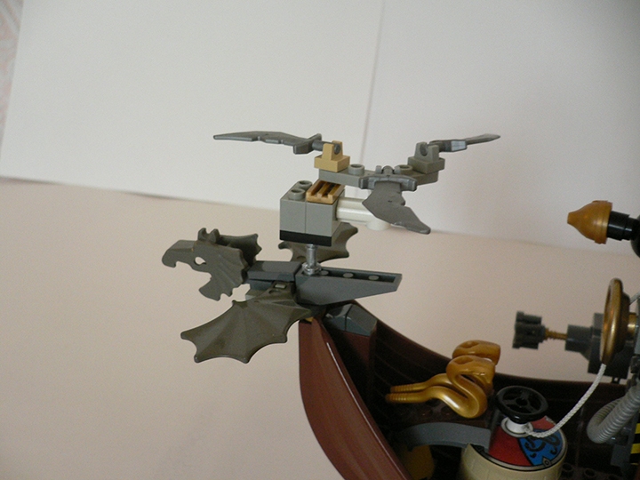 LEGO MOC - Steampunk Machine - Flying Steamship: Фигура на носу и небольшой пропеллер.