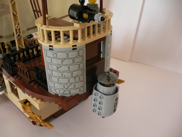 LEGO MOC - Steampunk Machine - Flying Steamship: Доп. двигатель сзади. А еще он реально выпускает пар. Функция простая, но тем не менее очень хорошая.