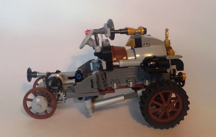 LEGO MOC - Steampunk Machine - rolls royce: Факт:<br />
10 Hp  — первый автомобиль, созданный в результате соглашения от 23 декабря 1904 между Чарльзом и генри под маркой Rolls-Royce.<br />
Rolls-Royce не поставлял кузова для автомобилей. Поэтому клиенты могли сами выбрать любой личный кузов, рекомендуемым был кузов Barker.