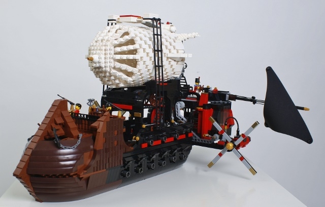 LEGO MOC - Steampunk Machine - FS-041m: ЛК-023м имеет:<br />
- один паровой котел; <br />
- два боковых винта (по одному с каждой стороны) для вертикального подъема и движения вперед; <br />
- два паруса (по одному с каждой стороны в кормовой части корабля) для маневрирования; <br />
<br />