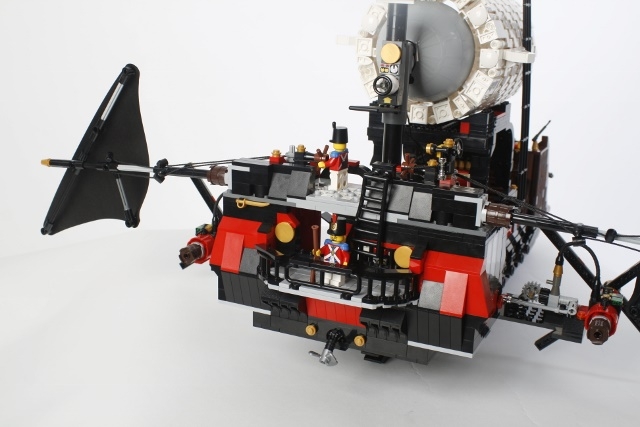 LEGO MOC - Steampunk Machine - FS-041m: Корма корабля. На верхней палубе мы видим, что тут имеются механизмы для управления парусами а также задним винтом.