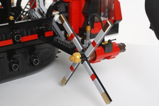 LEGO MOC - Steampunk Machine - FS-041m: а вот один из боковых двигателей с винтом, благодаря ему кораблю движется вперед быстрее. Кроме того, он имеет еще одно положение - благодаря которому корабль может набрать высоту. к сожалению фото со вторым положением не получилось (на другом фото будет немного видно данное положение винта). 