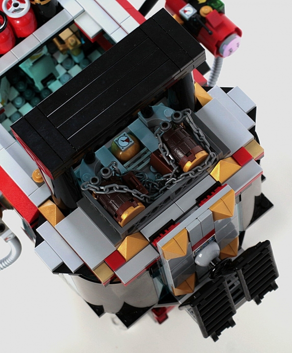 LEGO MOC - Mini-contest 'Zeppelin Battle' - Needle: Осмотрим заднюю верхнюю часть кабины, тут располагается багажное отделение, пара бочек и несколько чемоданов легко там помещаются. Также можно увидеть две выдвижные лестницы перед автоматической дверью перед входом в кабину. 