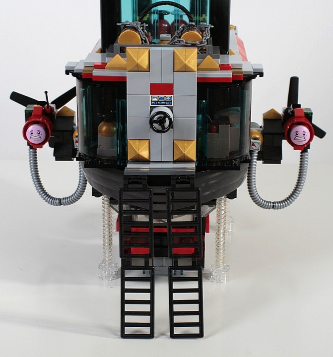 LEGO MOC - Mini-contest 'Zeppelin Battle' - Needle: А вот и сама автоматическая дверь, лестницы уже опущены вниз.