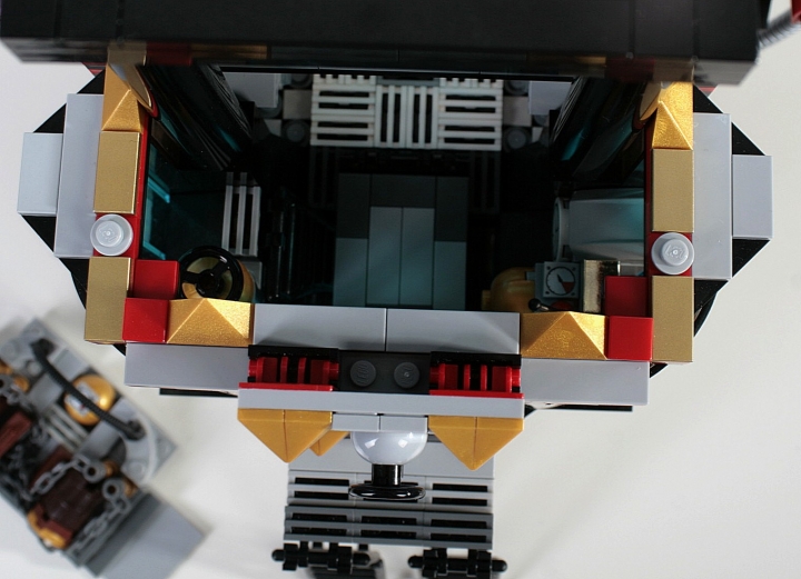 LEGO MOC - Mini-contest 'Zeppelin Battle' - Needle: сразу после входа, слева мы видим лестницу, которая ведет вниз, на технический этаж кабины. Технический этаж предназначен для обслуживания единственной скорострельной пушки дирижабля. Справа после входа имеется запорное устройство для открытия люка – ведущего на технический этаж. В данный момент люк закрыт.