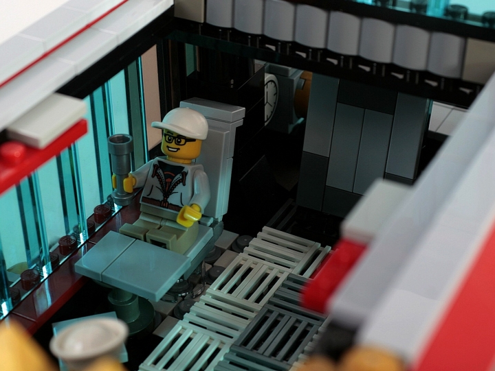LEGO MOC - Mini-contest 'Zeppelin Battle' - Needle: А вот и пассажиры занимают свои места, люк на технический этаж еще открыт – значит, какие-то неполадки с пушкой.