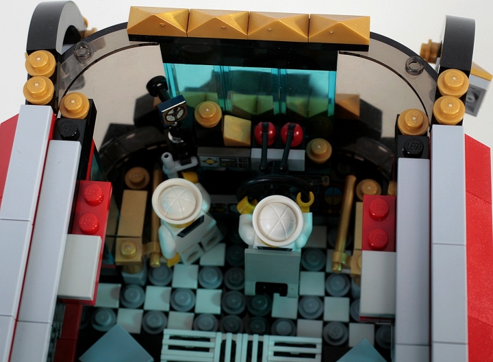 LEGO MOC - Mini-contest 'Zeppelin Battle' - Needle: А вот и вид сверху на двух членов экипажа, управляющих данным дирижаблем. Можно заметить много переключателей и рычагов. Один из матросов уже занял кресло пилота и проверяет все бортовые системы. 
