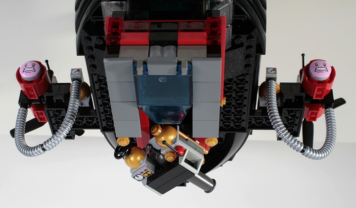 LEGO MOC - Mini-contest 'Zeppelin Battle' - Needle: А вот и скорострельная пушка крупным планом, а дирижабль всё двигается вперед, предназначенная для защиты пассажиров от воздушных, водных и земноводных пиратов. <br />
Пушка заряжена 6 капсулами по 60-зарядов каждый.<br />
<br />
Управление осуществляется из кабины.