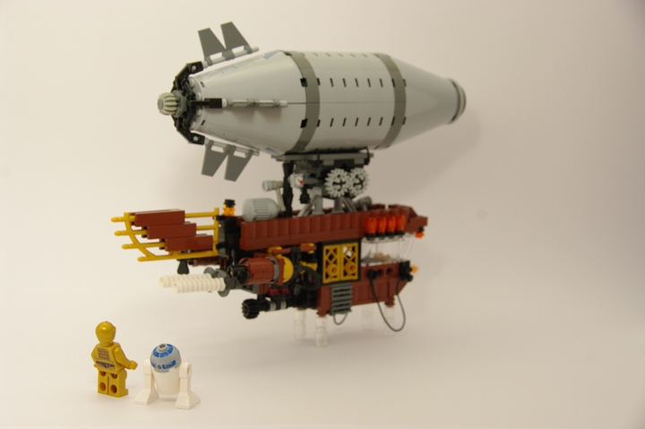 LEGO MOC - Mini-contest 'Zeppelin Battle' - Zeppelins in Hogwarts: ...А в это время два одиноких дроида, оставшихся без средства передвижения смотрели в небо...