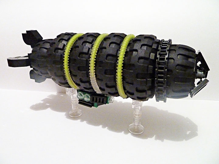 LEGO MOC - Mini-contest 'Zeppelin Battle' - Black Owl: Этот дирижабль имеет очень прочную оболочку баллона, которая не позволяет так просто сбить 'Филина'. Но с другой стороны, казалось бы, как может взлететь такая тяжёлая махина? Тут всё очень просто - баллон дирижабля заполнен анобтаниумом, который, как известно, очень лёгкий газ.	<br />
