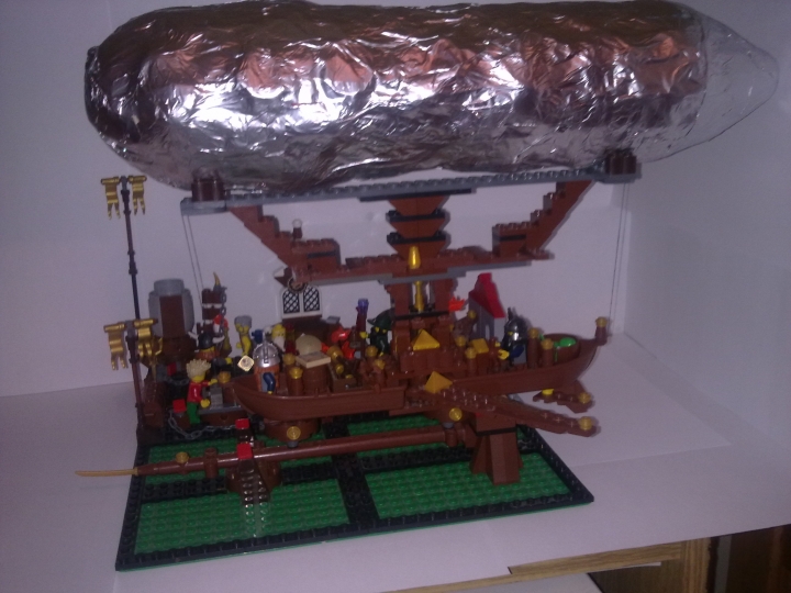 LEGO MOC - Mini-contest 'Zeppelin Battle' - Gnome Zeppelin: Вместе они спроектировали модель первого дирижабля, и вот он стоит на пусковой площадке и ждет своего первого поднятия в воздух.