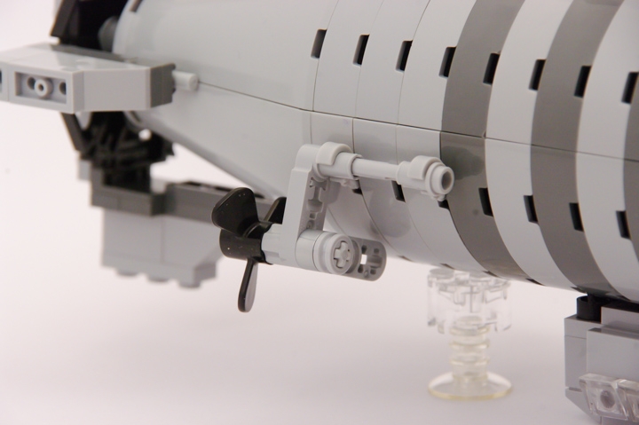 LEGO MOC - Mini-contest 'Zeppelin Battle' - Гоночный дирижабль 'Стремительный': 'Два таких мощных электромотора для небольшого дирижаблика - это даже слишком!', - могут подумать обычные люди.