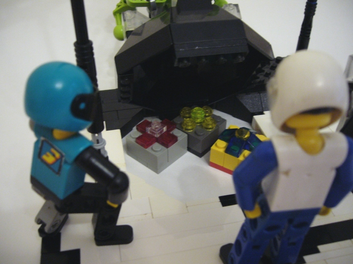 LEGO MOC - New Year's Brick 2014 - Встреча Нового Года в Кибер-мире: Когда друзья опустили головы то, с удивлением обнаружили что елка открылась и предстваила их взору необычные подарки!