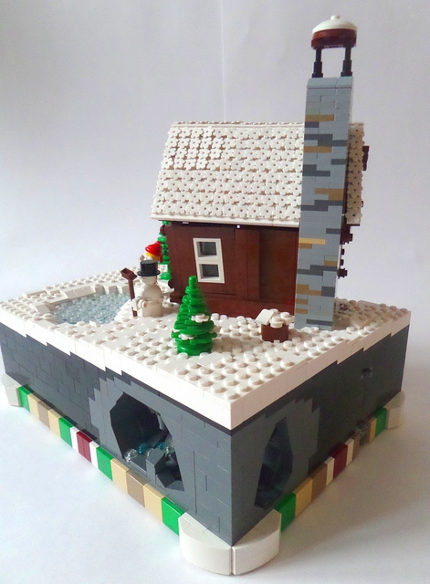 LEGO MOC - New Year's Brick 2014 - Домик Деда Мороза: Здесь видна небольшая пещера.