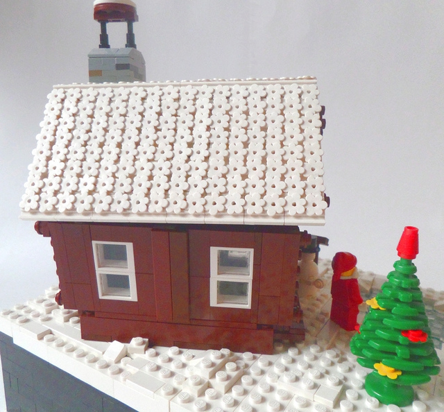 LEGO MOC - New Year's Brick 2014 - Домик Деда Мороза: Именно после того как я додумался до такого использования белых цветков, я определился с выбором постройки.