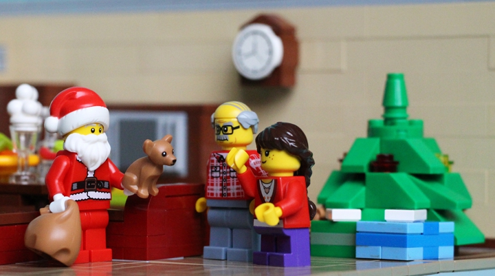 LEGO MOC - New Year's Brick 2014 - Новогоднее чудо: Так вот, вернемся в квартиру 67. Алёна целый день помогала дедушке готовить еду к празднику и наряжать ёлку. По традиции, дедушка положил под елку корзину с мандаринами. Так же Алёна заблаговременно приготовила для дедушки подарок – сделала своими руками. И вот уже через несколько минут наступит Новый Год, но вдруг раздается стук в дверь. Алёна побежала к двери, что бы посмотреть, кто пришел, в душе она верила, что это Дед Мороз, и не ошиблась. У Деда Мороза в этом году было много заказов, и он решил пораньше начать разносить подарки тем, кто их заслуживает. Дед Мороз подарил Алёне маленького щенка, о котором она так мечтала. Она тут же назвала своего щенка именем Фокси, которое давно придумала, радости маленькой девочки не было предела.