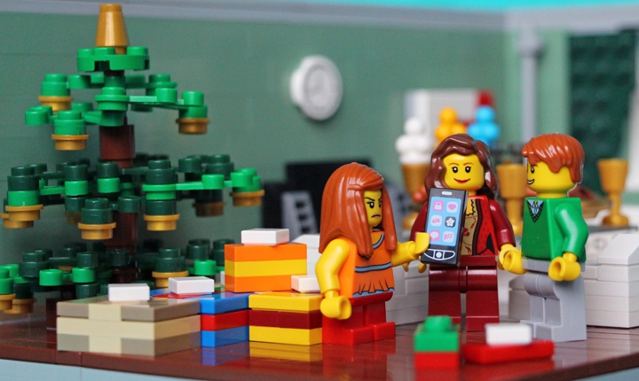 LEGO MOC - New Year's Brick 2014 - Новогоднее чудо: Тем временем в квартире 68 родители Яны уже накрыли праздничный стол и готовились вручить друг другу подарки, которые по семейной традиции, вручали перед речью президента. Как и в прошлый раз, мама Яны купила от её имени подарок папе, папа так же помог Яне с подарком для мамы. По некоторым причинам папе перед Новым Годом не выдали 13-ю зарплату, и поэтому ему пришлось купить подарки несколько скромнее, чем в прошлом году. Вот Яна раскрывает первый подарок от папы, и что она видит - он подарил ей новый телефон на ОС Андроид, вместо Айфона 5s, который ей так хотелось. Яна крайне недовольна и не скрывает эмоций, видимо она не знает поговорки «дарёному коню в зубы не смотрят», а её избалованность не позволяет хотя бы сделать вид , что подарок ей понравился.