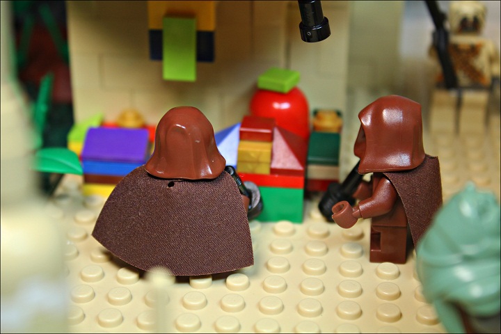 LEGO MOC - New Year's Brick 2014 - Встреча Нового года в далекой-далекой галактике...: Парочка джав разбирают свои подарки, на которые все жители Татуина решили скинуться. Скоро сюда подоспеют и другие!