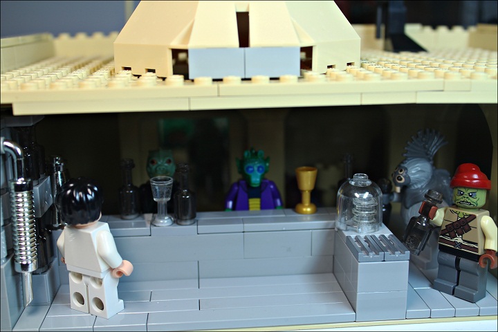 LEGO MOC - New Year's Brick 2014 - Встреча Нового года в далекой-далекой галактике...: В баре царит праздничная обстановка! Все пьют, веселятся, поздравляют друг с другом!