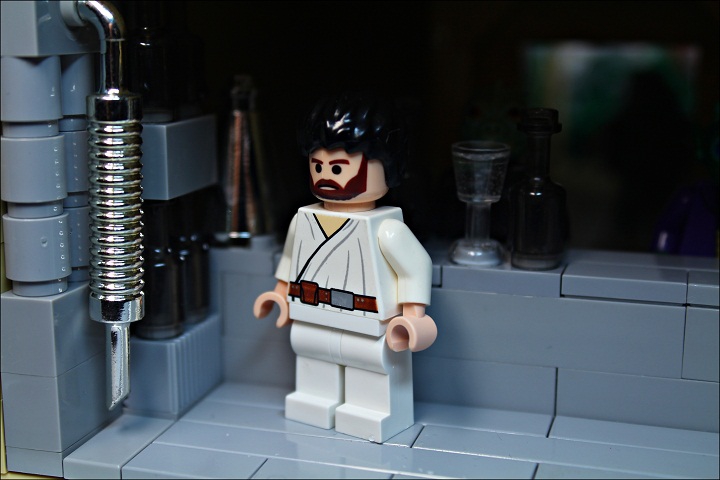 LEGO MOC - New Year's Brick 2014 - Встреча Нового года в далекой-далекой галактике...: Бармен работает быстрее обычного, чтобы обслужить всех желающих повеселиться!
