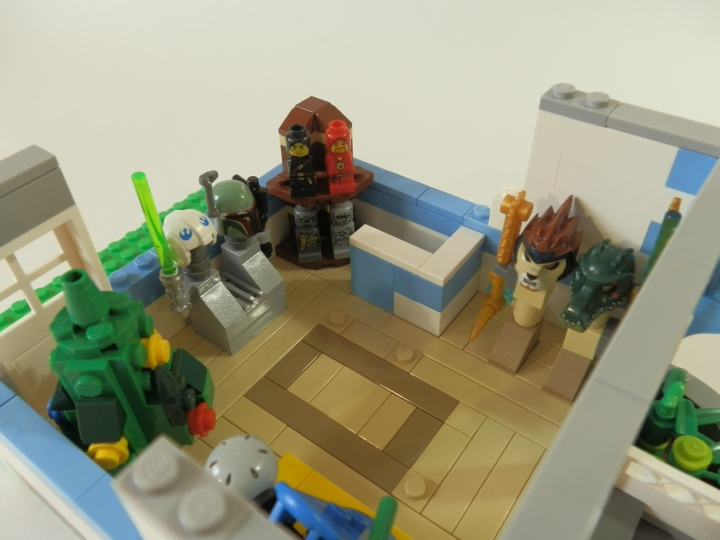LEGO MOC - New Year's Brick 2014 - Магазин игрушек.: Когда посетителей нет, можно повнимательней рассмотреть ассортимент.