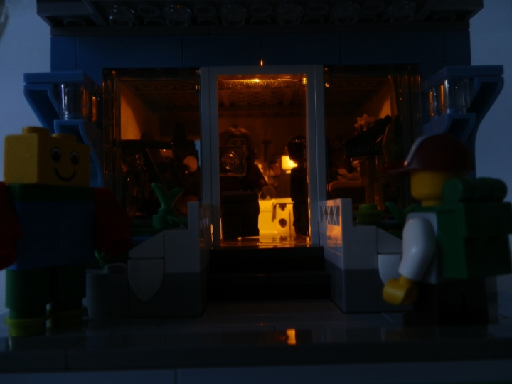 LEGO MOC - New Year's Brick 2014 - Магазин игрушек.: Кода на улице темнеет, в магазине загорается приятный свет.