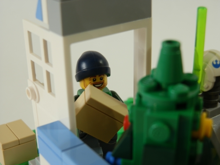 LEGO MOC - New Year's Brick 2014 - Магазин игрушек.: Снова грузчик. Забыл одну коробку снаружи.