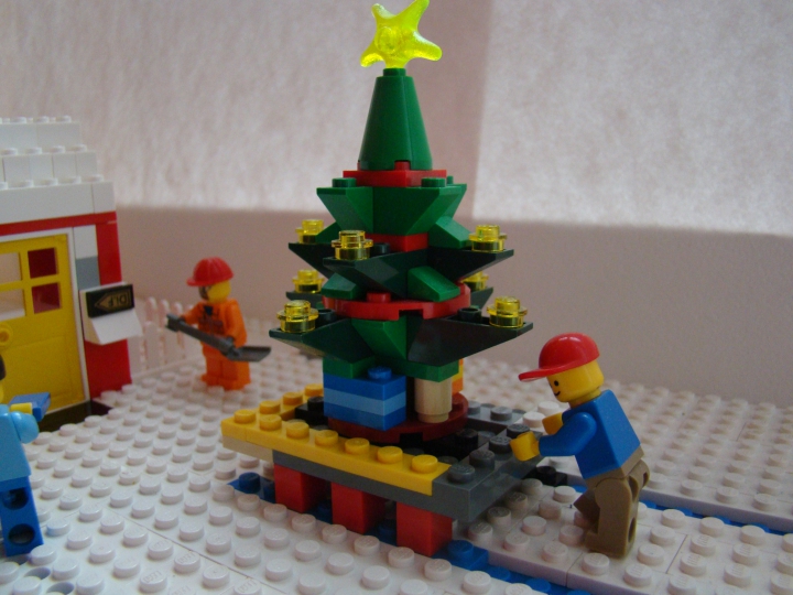 LEGO MOC - New Year's Brick 2014 - Новогодняя зарисовка.: Я везу красивую елку на санках в наш дом, 
